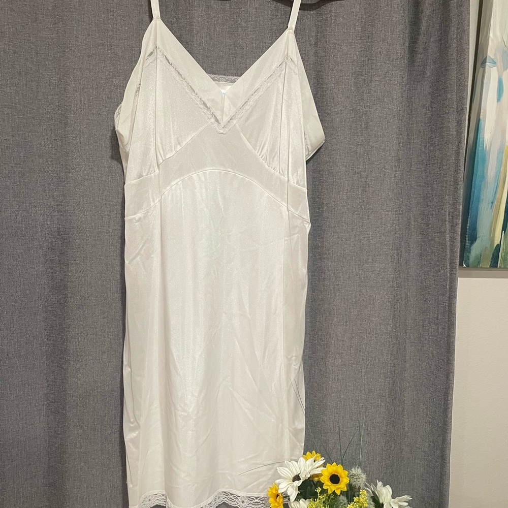 Vintage Velrose White Nylon Slip Sz44  Pit to Pit 22in.